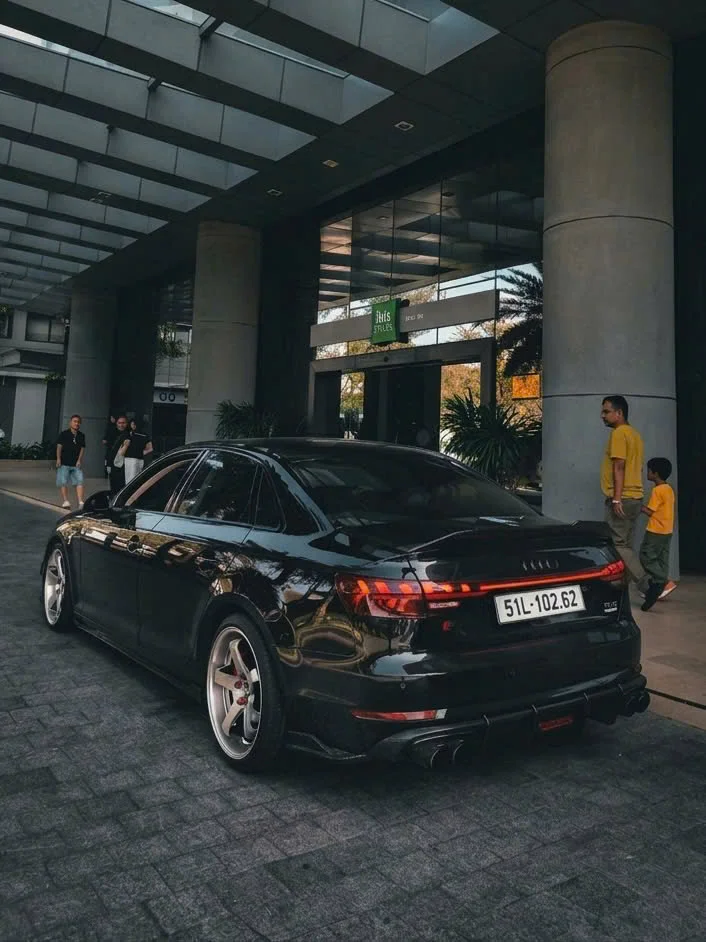Thuê Audi A4 2017 (độ RS4) tự lái 2017