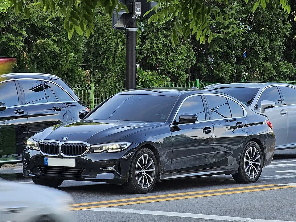 Thuê BMW 320i tự lái 2021