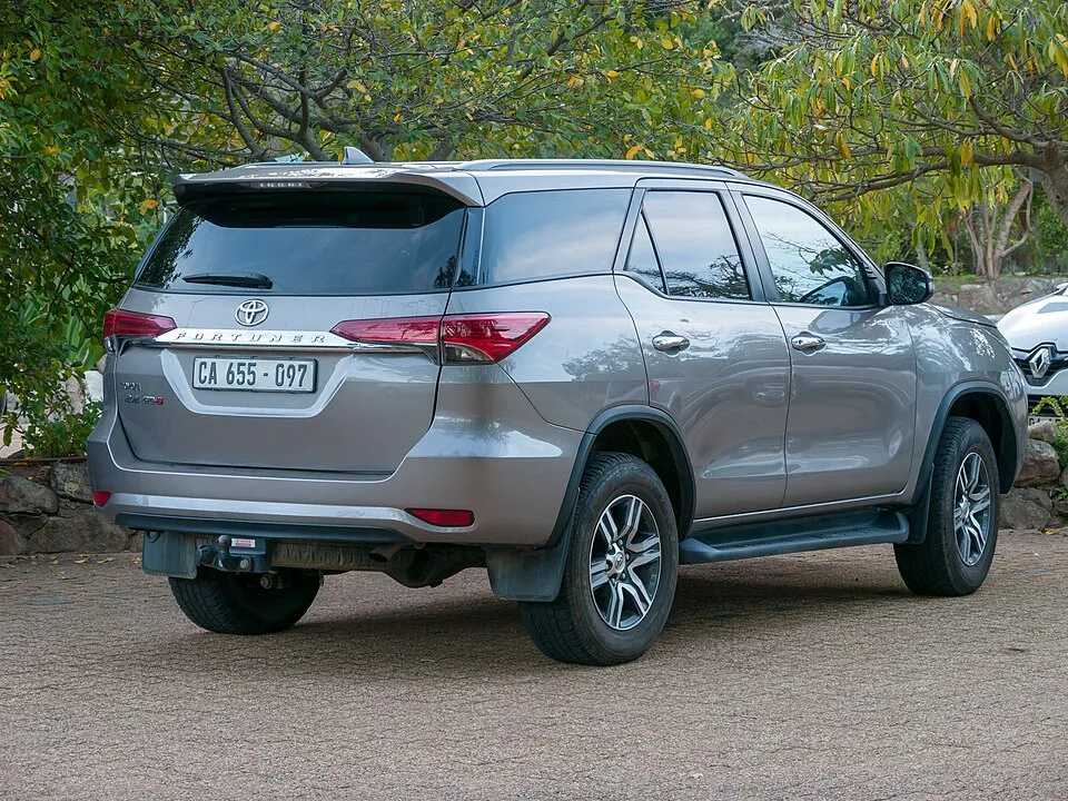 Thuê Toyota Fortuner tự lái 2022