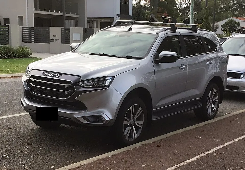 Thuê Isuzu mu-X tự lái 2022