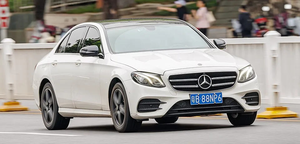 Thuê Mercedes E300 tự lái 2021