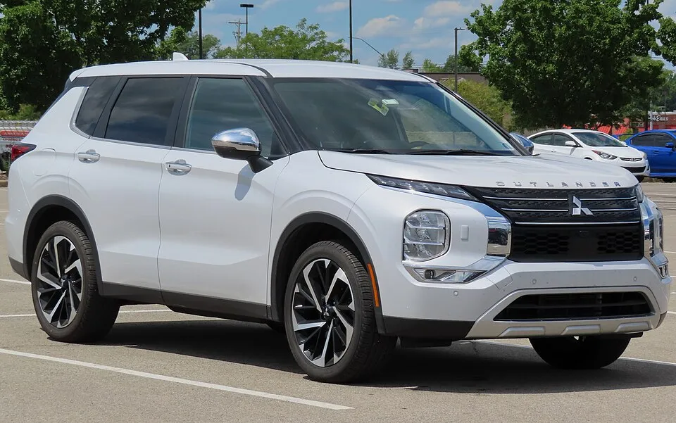 Thuê Mitsubishi Outlander tự lái 2022