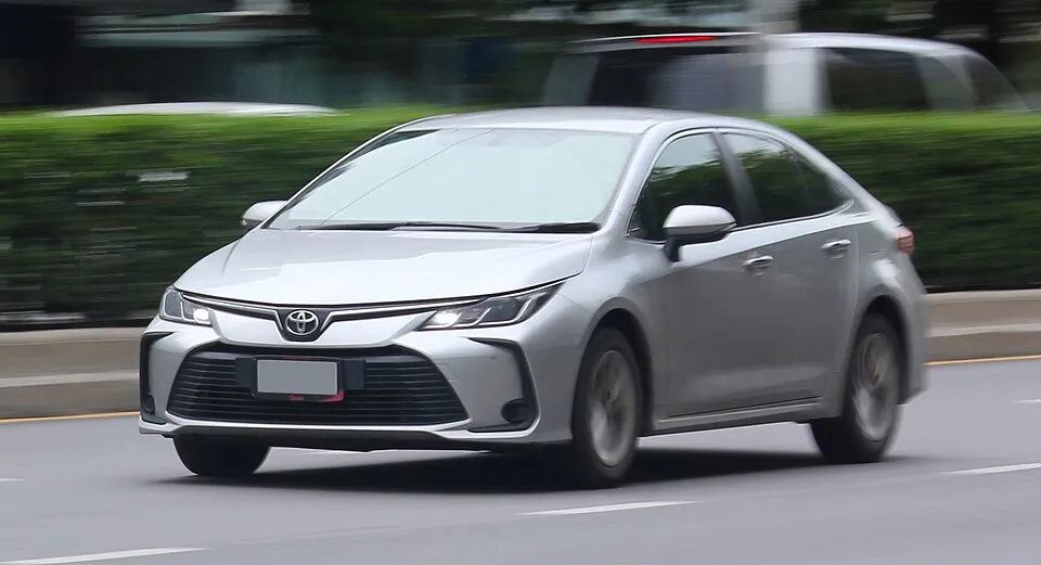 Thuê Toyota Corolla Altis tự lái 2022