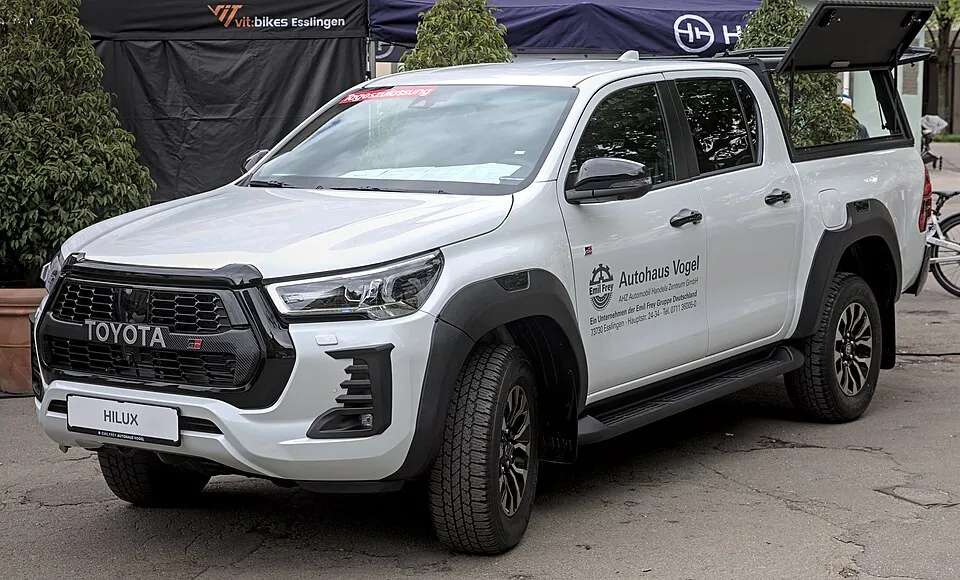 Thuê Toyota Hilux tự lái 2022