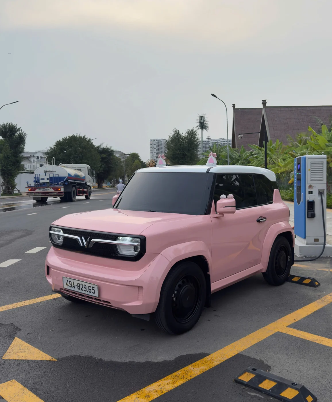 Thuê VinFast VF3 (độ hồng) tự lái 2025