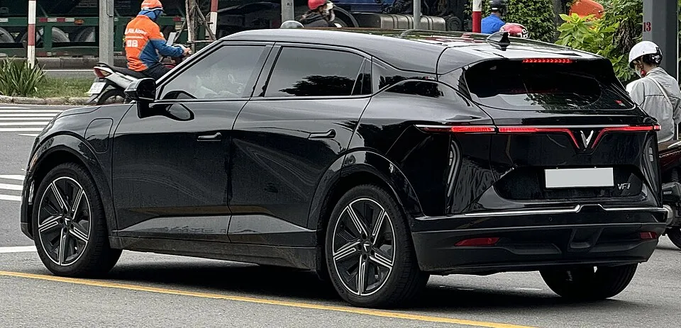 Thuê VinFast VF7 tự lái 2024